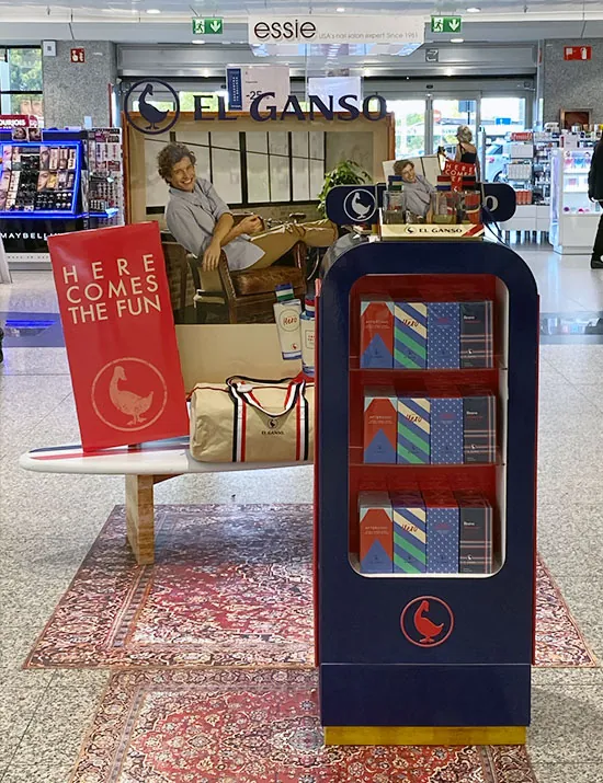 Display de escaparate El Ganso Here Comes The Fun implantado en tienda